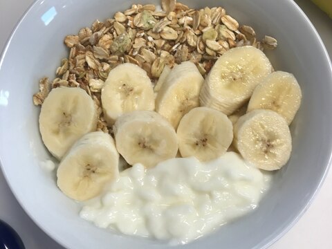 朝食バナナグラノーラヨーグルト